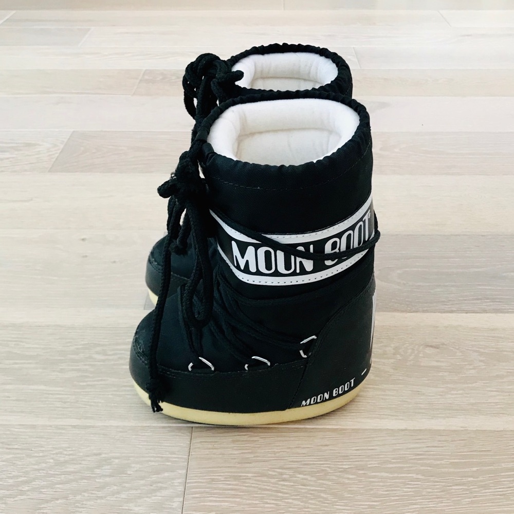 Like new Toddler Moon Boots 7-9.5